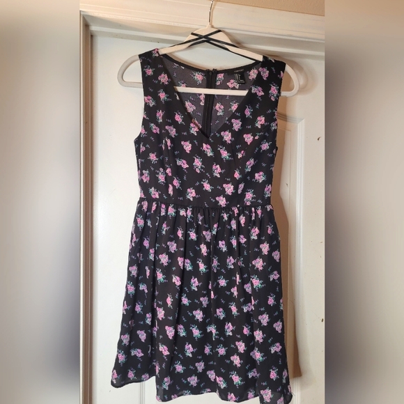 Dresses & Skirts - Forever 21 Black Floral V Neck Sleeveless Fit and Flare Dress, NWOT
